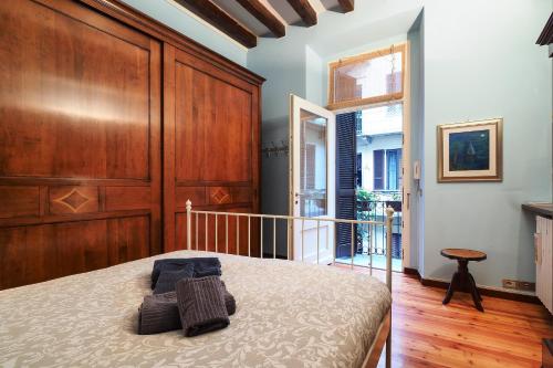 1 dormitorio con 1 cama y pared de madera en PrimoPiano - Colonne 16, en Milán