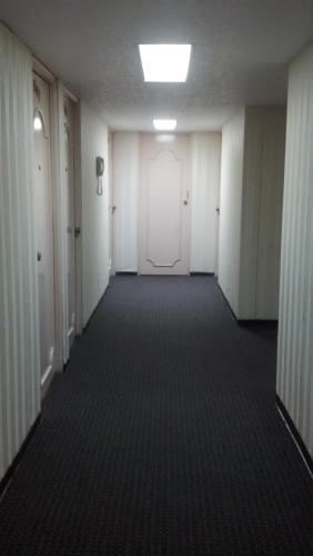 an empty hallway with a white door in a building at Nuevo Hotel Alameda de Uruapan in Uruapan del Progreso