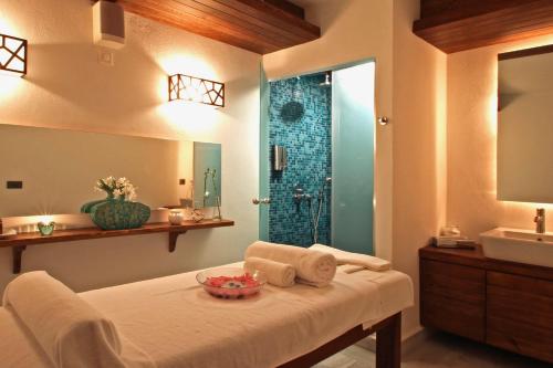 ein Bad mit einem Bett mit einem Waschbecken und einer Dusche in der Unterkunft Montana Pine Resort - All Inclusive in Oludeniz