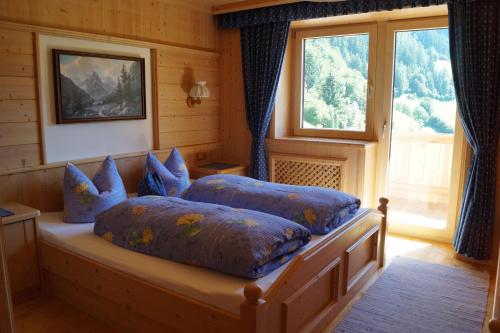 Postel nebo postele na pokoji v ubytování Ferienwohnung - Schmirnerhof