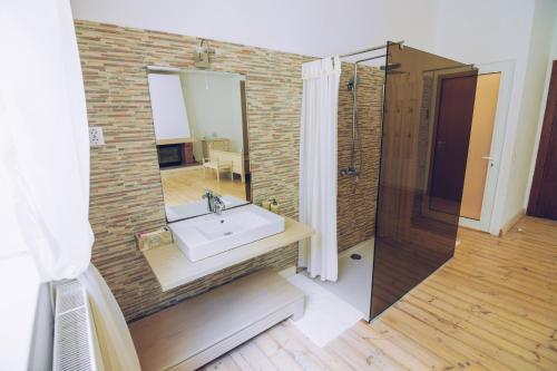 uma casa de banho com um lavatório e um espelho em Guest House Ongal em Krushuna