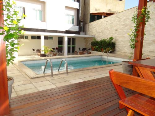 uma piscina num deque ao lado de um edifício em Oasis Hotel em Cajazeiras