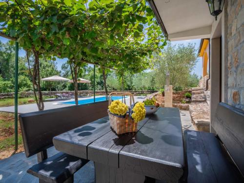 un tavolo con fiori accanto a una piscina di Holiday Home Mila by Interhome a Kras