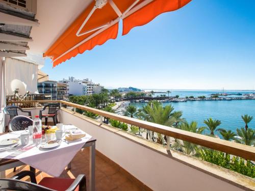 ポルト・ダルクディアにあるApartment Antonia Sea Views by Interhomeの- 水辺の景色を望むレストランのバルコニー