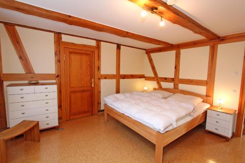 ein Schlafzimmer mit einem Bett und einer Kommode in der Unterkunft Ferienhaus mit 3 Schlafräumen Neu Sommersdorf SCHW 891 in Sommersdorf