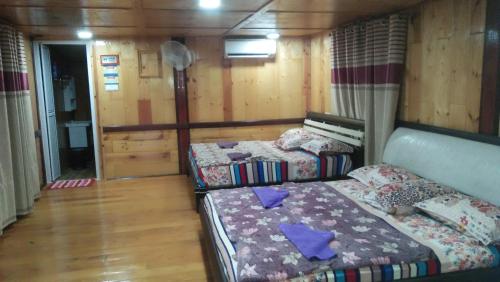 - une chambre avec 2 lits dans l'établissement Challet Tualang, à Kota Bharu