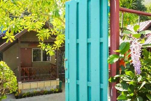 eine blaue Tür vor einem Haus in der Unterkunft Chomklong Experience in Pak Chong