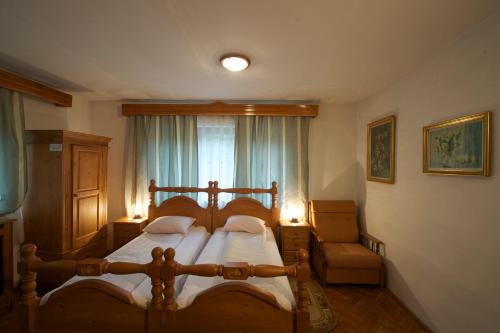 - une chambre avec un lit, une chaise et une fenêtre dans l'établissement Pensiunea Aurora Albac, à Albac