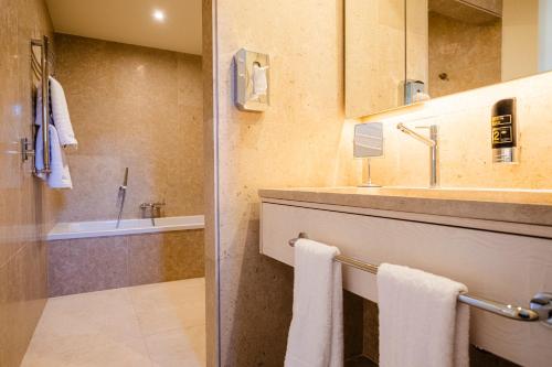 a bathroom with a shower and a sink with towels at Hotel Sa Franquesa Nova in Vilafranca de Bonany