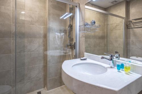 Uma casa de banho em Snow Pine Suite - 4 Star Resort