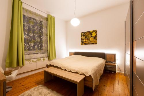 Cama o camas de una habitación en ZV2001 Private Apartments & Rooms Hannover City - room agency