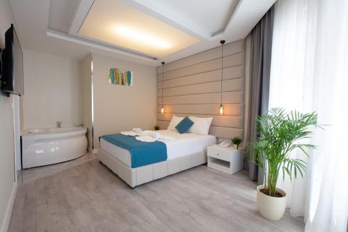 Siete Hotel في أنطاليا: غرفة نوم مع سرير وحوض استحمام