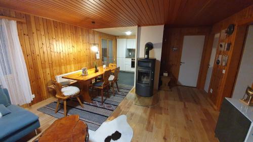 Chalet Bergmann في برخن: غرفة معيشة مع مطبخ وطاولة طعام