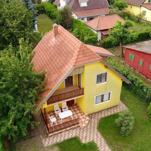 an overhead view of a yellow house with a roof at Dávid Apartman in Gárdony
