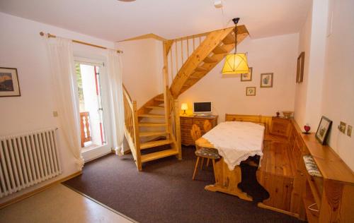 Habitación con escalera y mesa con escritorio. en Residence Chris Appart, en Carezza al Lago