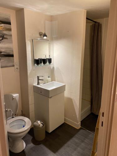 une petite salle de bain avec toilettes et lavabo dans l'établissement Carpe diem, à Honfleur
