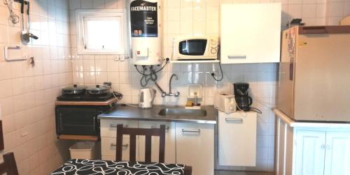 Nhà bếp/bếp nhỏ tại Departamento Villa Gesell Centro Sobre Playa y 114 Vista al Mar