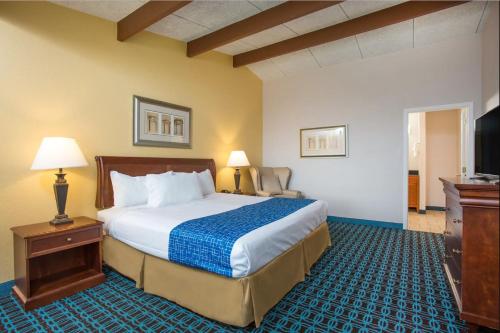 Un pat sau paturi într-o cameră la Travelodge by Wyndham Wytheville