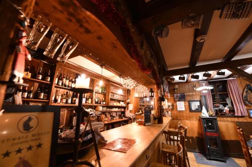 un bar en un pub con mucho alcohol en Pension Gimmelwald en Gimmelwald