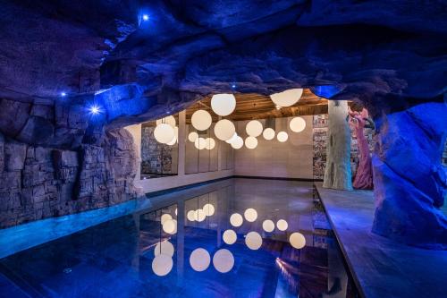 - une piscine dans une grotte éclairée dans l'établissement Chalets Izia - Village Montana, à Val dʼIsère