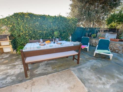 ポリェンサにあるHoliday Home Can Niu by Interhomeの庭に座るテーブルと椅子2脚