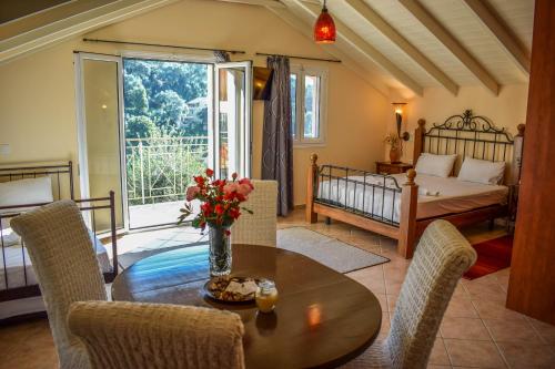 帕爾加的住宿－Tramonto Maisonettes & Suites，客厅配有桌椅和1张床