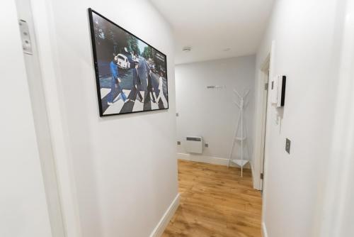 korytarz z telewizorem wiszącym na ścianie w obiekcie Britannia House 1 bed apartment w mieście Norwich