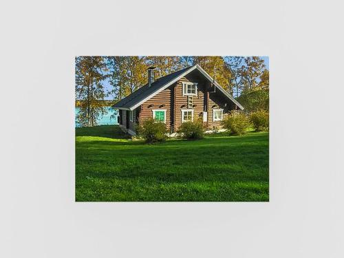 uma casa de madeira num campo relvado à sua frente em Holiday Home Oravanpesä by Interhome em Hauho
