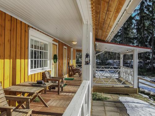 un porche de una casa con un banco y una mesa en Holiday Home Villa siesta by Interhome en Torvoila