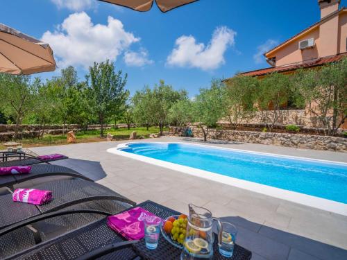 patio con tavolo e piscina di Holiday Home Mila by Interhome a Kras