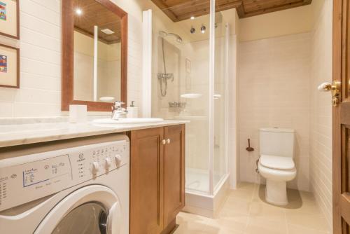 a bathroom with a washer and dryer in it at Jireta by Totiaran in Barruera