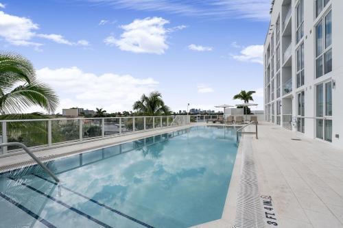- une grande piscine sur le côté d'un bâtiment dans l'établissement 914 Tiffany House condo, à Fort Lauderdale