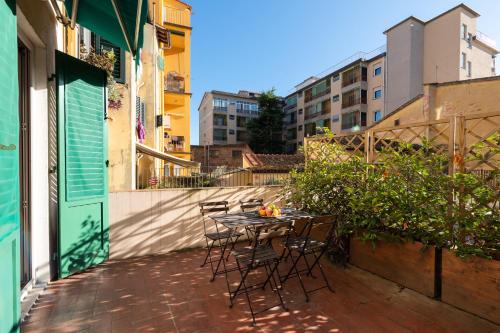 a patio with a table and chairs on a balcony at Roommo Beccaria in Florence