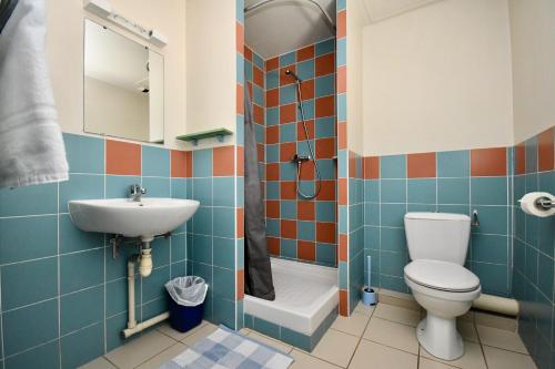 a bathroom with a toilet and a sink at Hôtel Naéco Audierne in Audierne