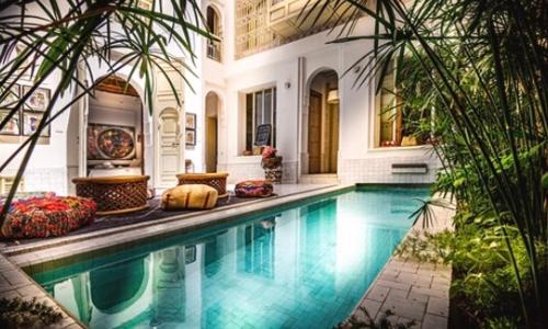 una casa con piscina en un patio en BCK Art Riad, en Marrakech