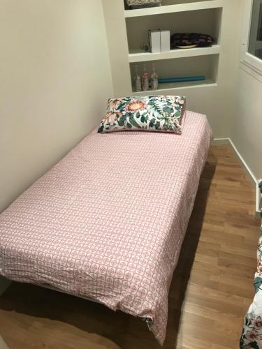 a bed with a pink blanket and a pillow on it at Casa Duquesa in Logroño