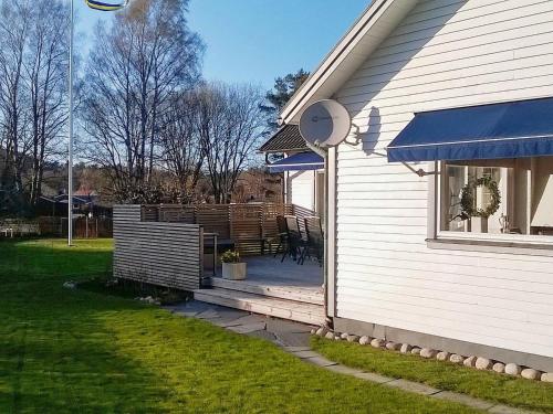 een veranda van een huis met een blauwe luifel bij 8 person holiday home in LERUM in Lerum