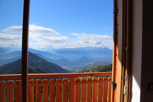 Uma vista geral da montanha ou uma vista da montanha a partir do chalé