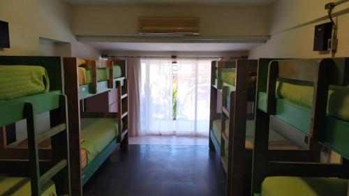 Tempat tidur susun dalam kamar di Hostel del Puerto