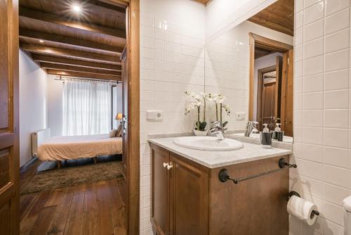 un baño con lavabo y espejo en Bonaigua by Totiaran, en Naut Aran (Alto Arán)