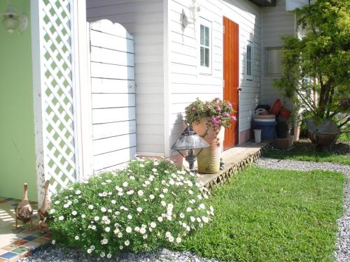 a front yard with flowers and a house at 干城小鎮民宿-包棟-寵物友善 in Jian
