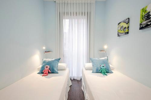 Un pat sau paturi într-o cameră la Catedral Bas Apartments by Aspasios
