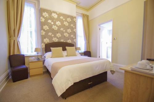 
A bed or beds in a room at Birkdale Guest House
