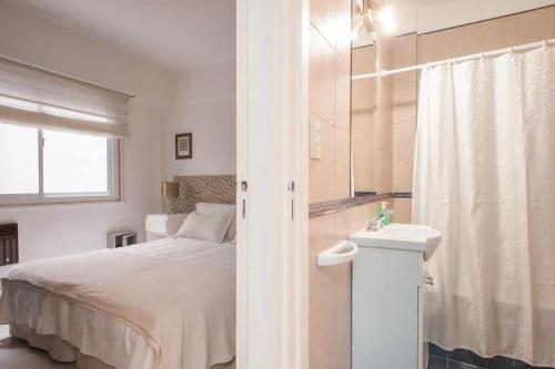 Habitación blanca con cama y lavabo en Hermoso apartamento en Recoleta para 2/3 personas. Espectacular ubicación ! en Buenos Aires
