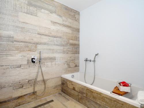 łazienka z wanną i umywalką w obiekcie Luxe Penthouse Casa Atlantica Morro Jable Sea Views By PVL w mieście Morro del Jable