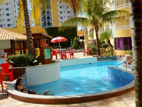 una piscina en un hotel con gente en el agua en APARTAMENTO FLAT CONDOMÍNIO THERMAS PLACE, en Caldas Novas