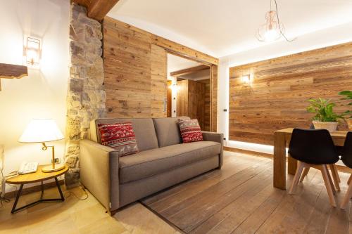 a living room with a couch and a table at Residence Le Grand Chalet in Courmayeur