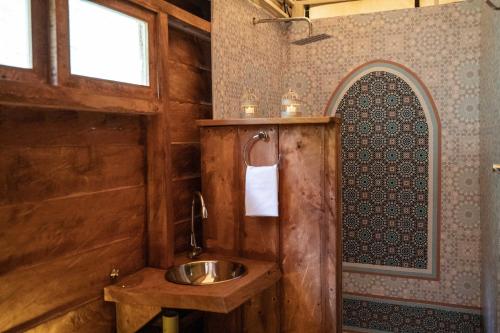 La salle de bains est pourvue d'un lavabo et d'un miroir. dans l'établissement Birdglamping Los Arboles Glamping Hotel, à Salento