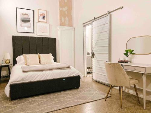 Ένα ή περισσότερα κρεβάτια σε δωμάτιο στο Cozy Downtown Loft