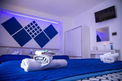 a room with a bed with towels on it at B&B Del Centro e SPA in Partinico